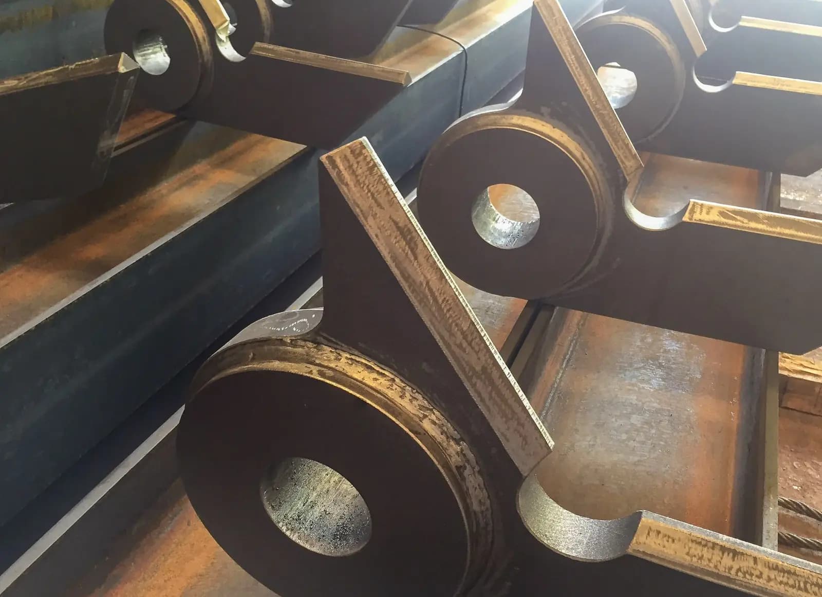 Welded lugs and pin joints on a heavy frame