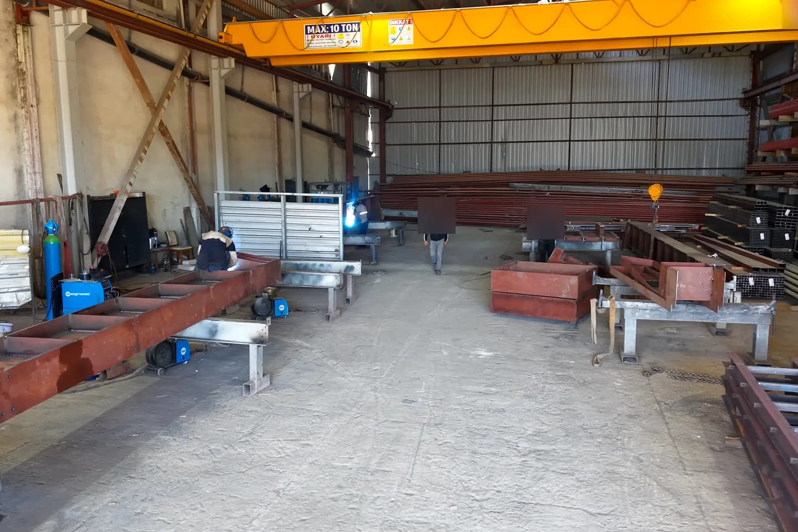 Fabrication hall with an overhead crane